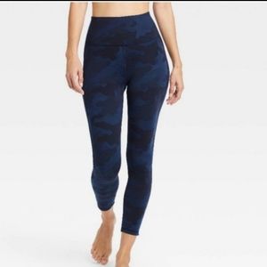 All in motion high rise waisted 7/8 camo leggings size‎ small